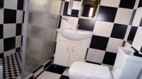 Main Bathroom - 5 square meters of property in Meer En See