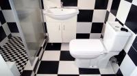 Main Bathroom - 5 square meters of property in Meer En See