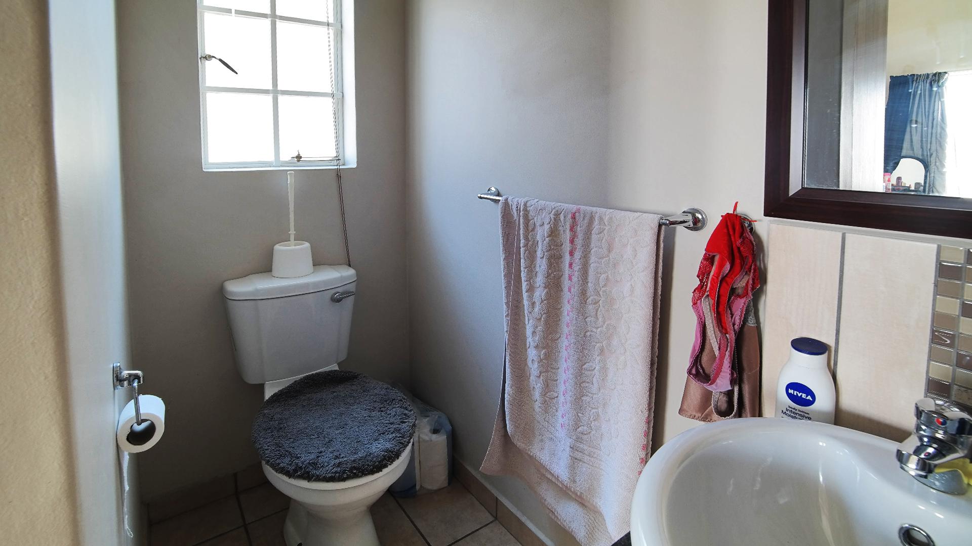 Main Bathroom - 3 square meters of property in Waterval East