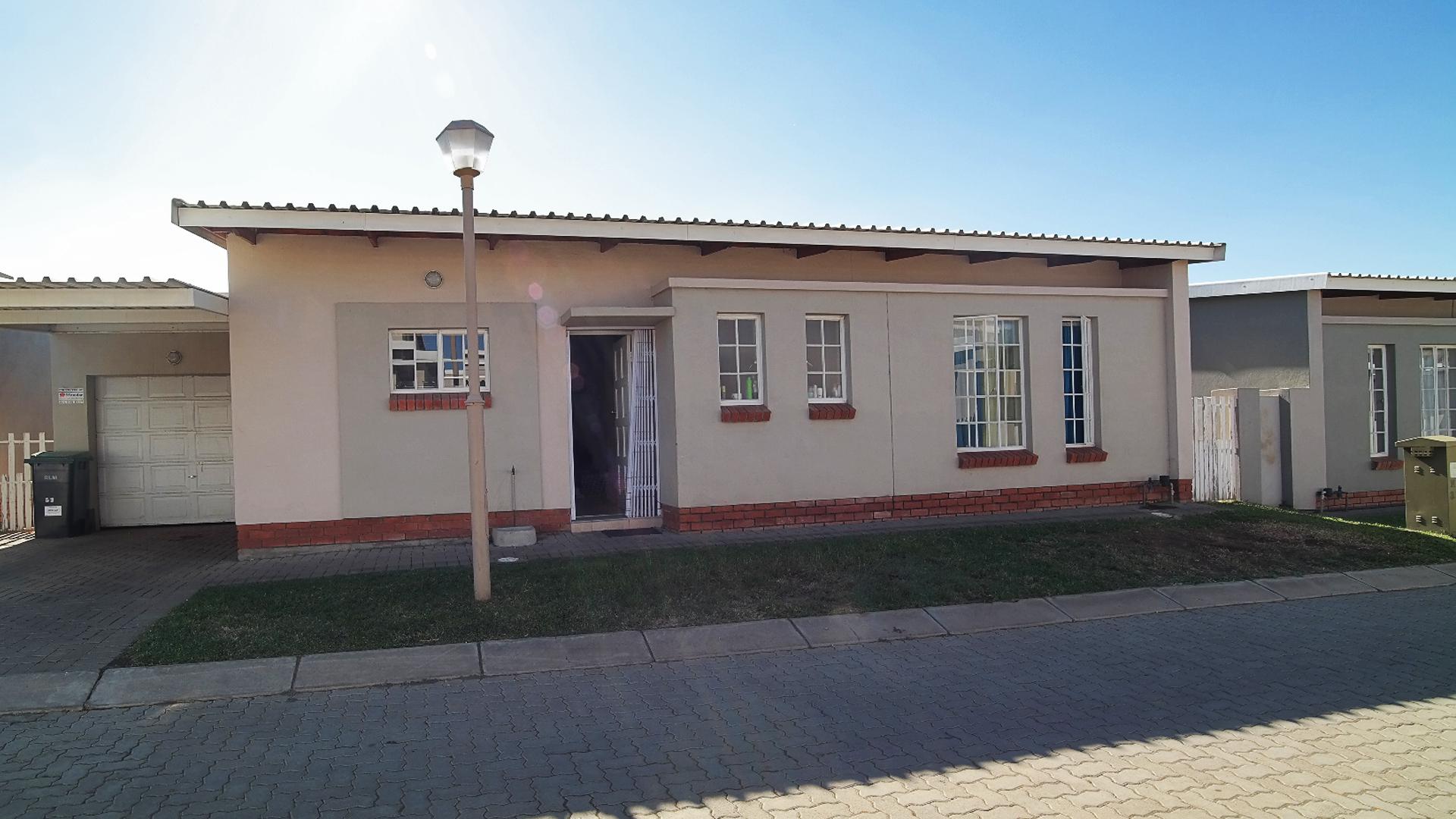 Front View of property in Waterval East