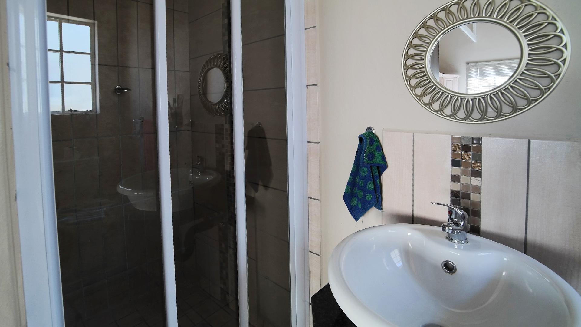 Main Bathroom - 3 square meters of property in Waterval East
