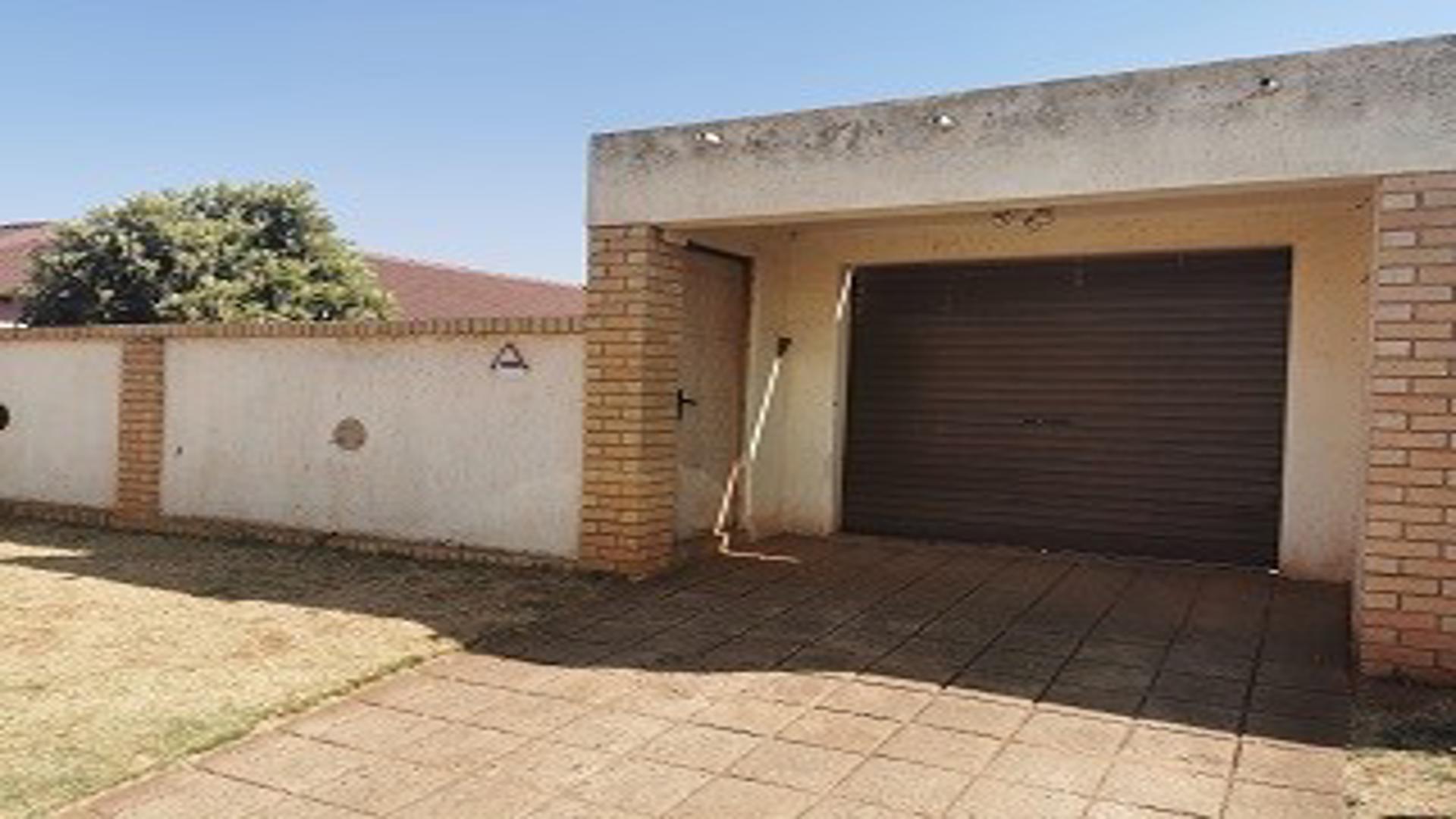 Front View of property in Vosloorus