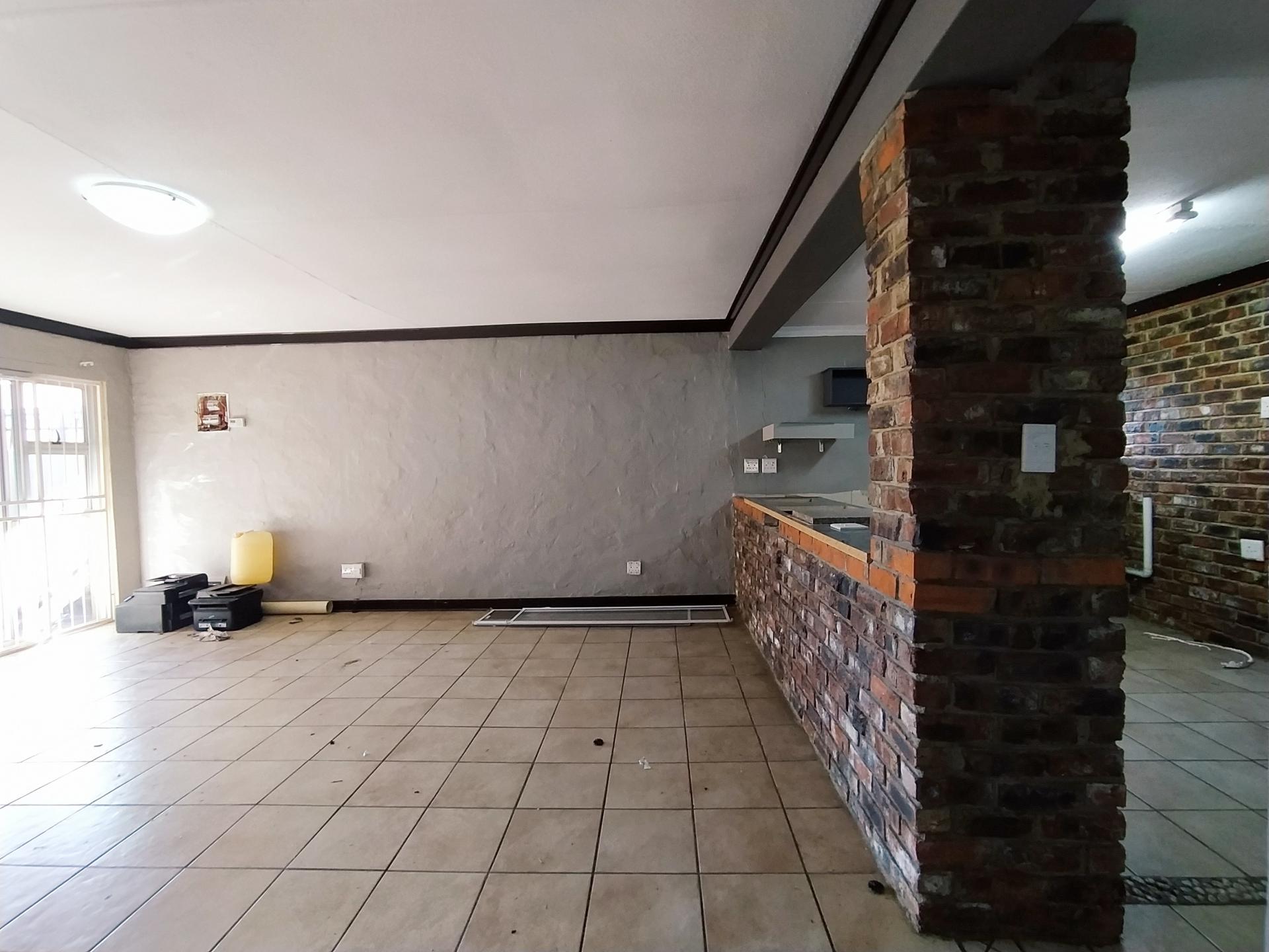 Lounges of property in Dan Pienaar