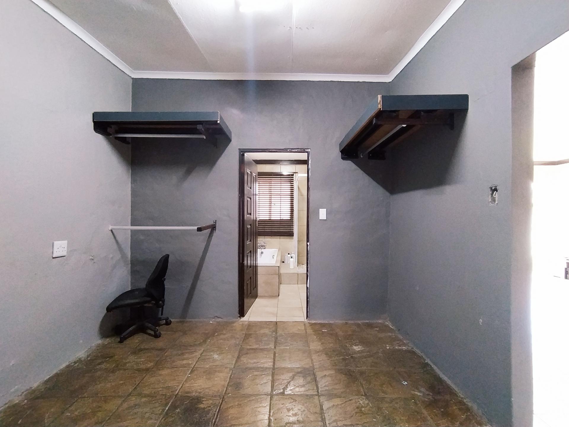 Main Bedroom of property in Dan Pienaar