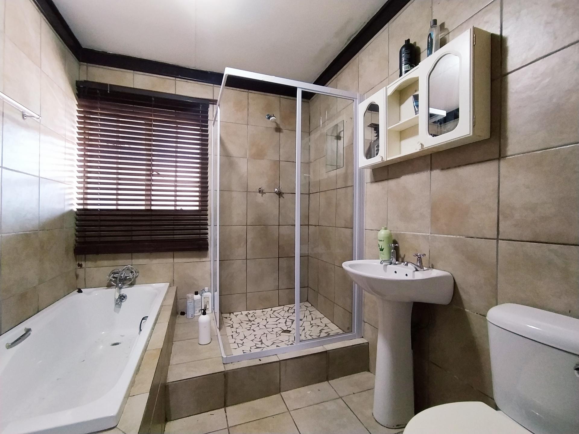 Main Bathroom of property in Dan Pienaar