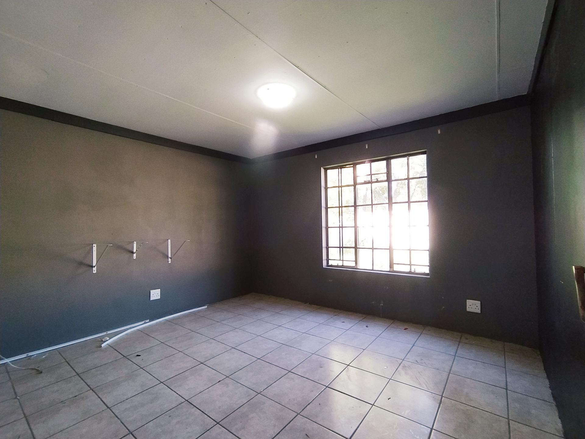 Bed Room 1 of property in Dan Pienaar