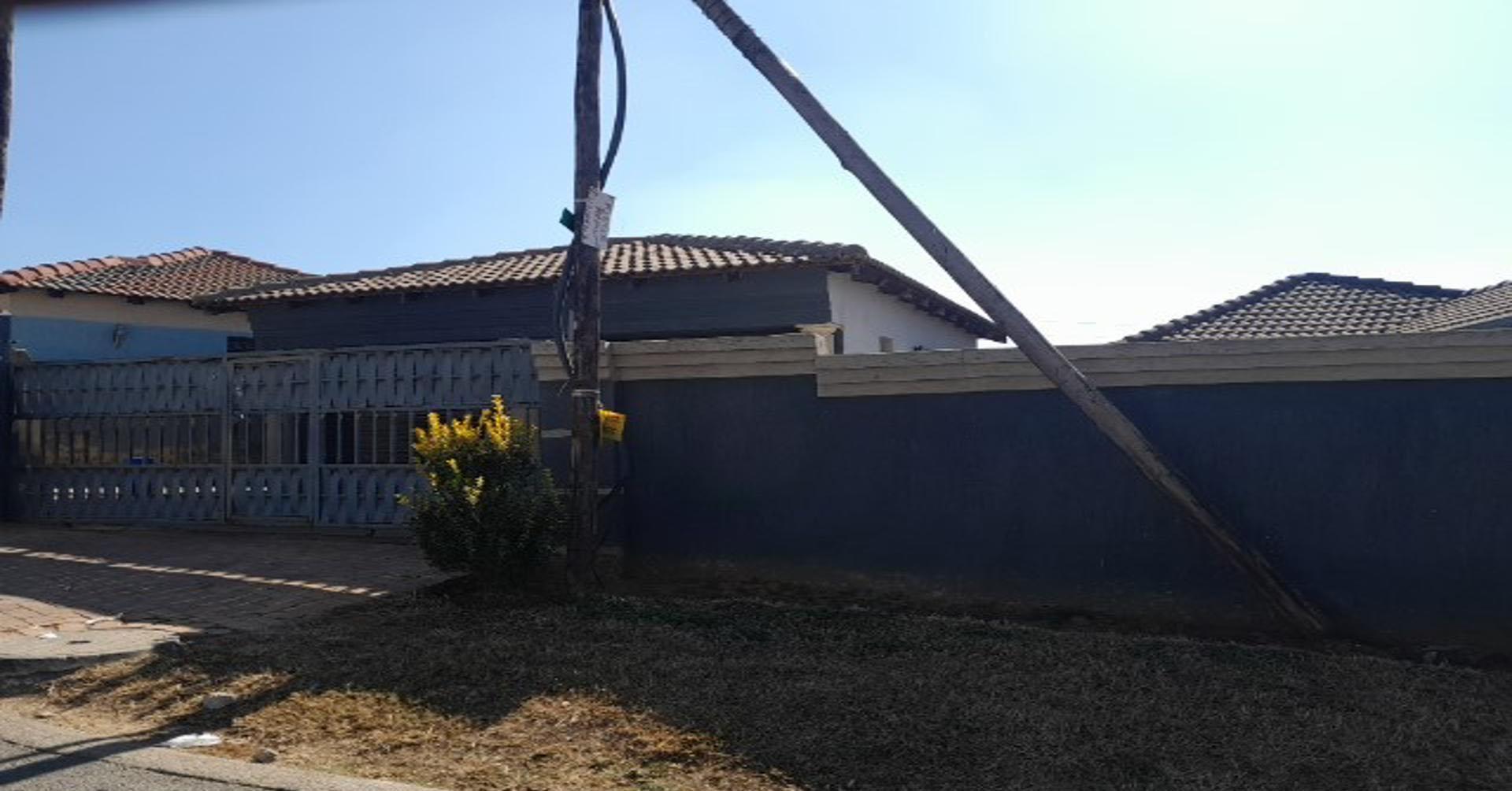 Front View of property in Cosmo City