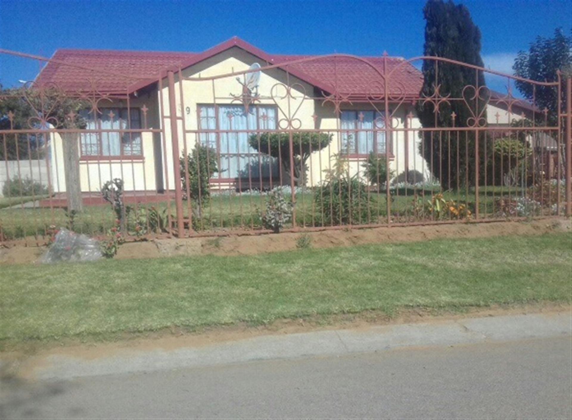 Front View of property in Kutlwanong