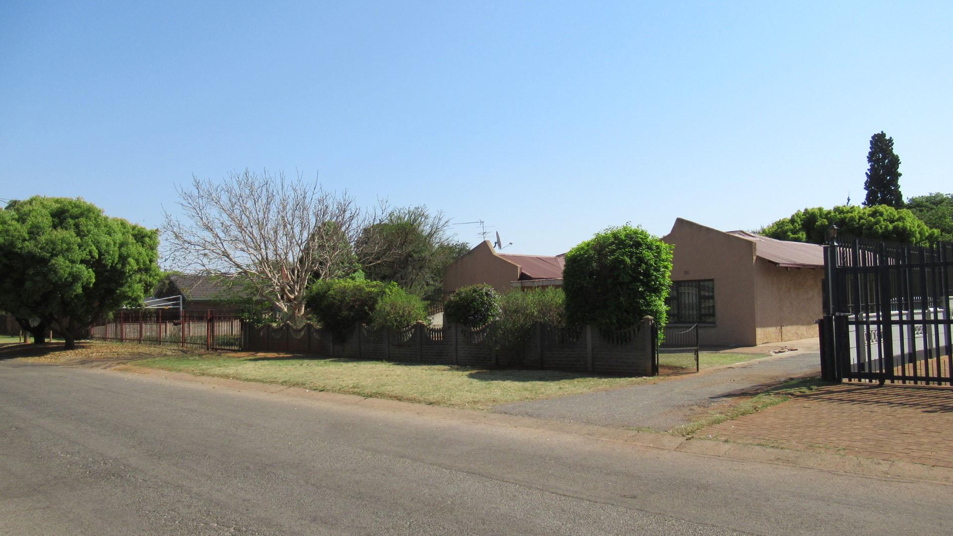 Front View of property in Oberholzer