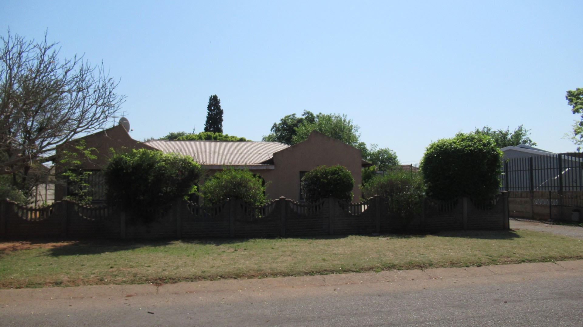 Front View of property in Oberholzer