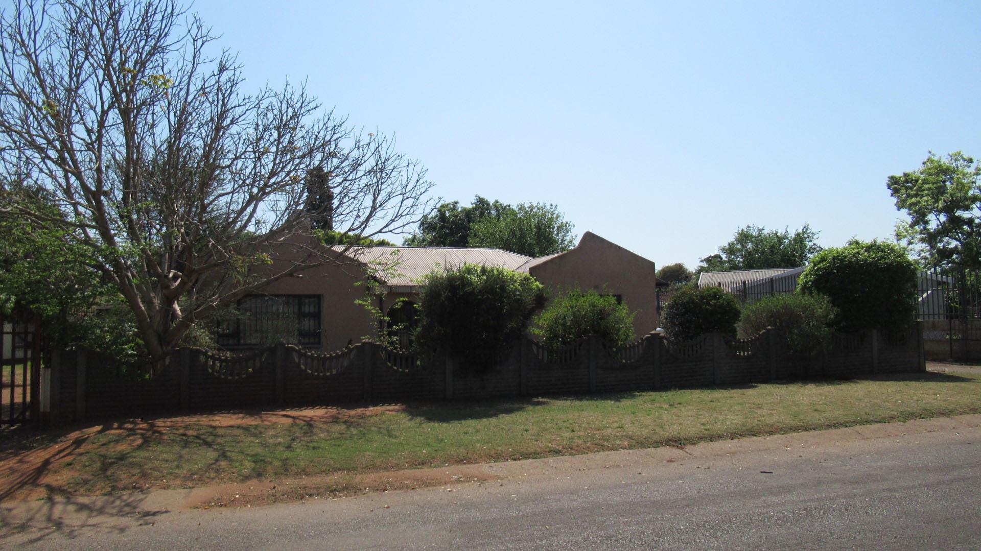 Front View of property in Oberholzer