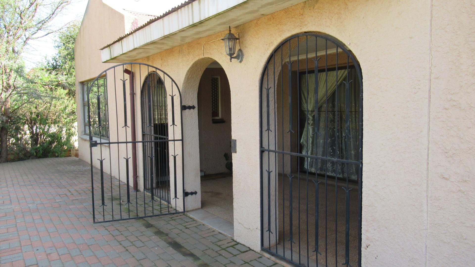 Front View of property in Oberholzer