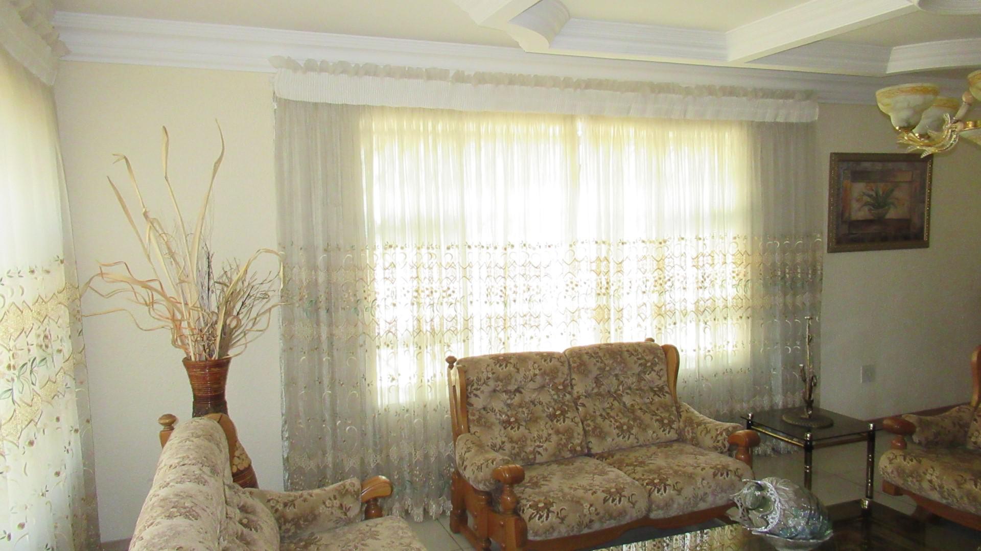 Lounges - 47 square meters of property in Oberholzer