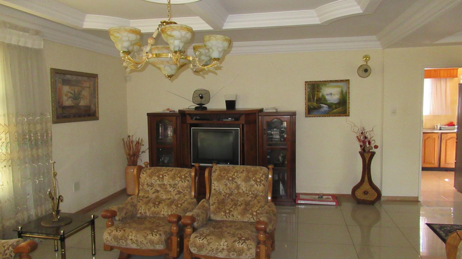 Lounges - 47 square meters of property in Oberholzer