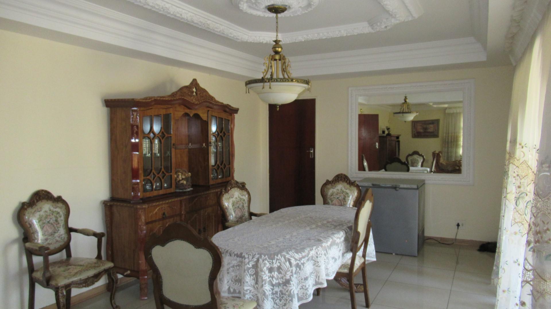 Dining Room - 22 square meters of property in Oberholzer