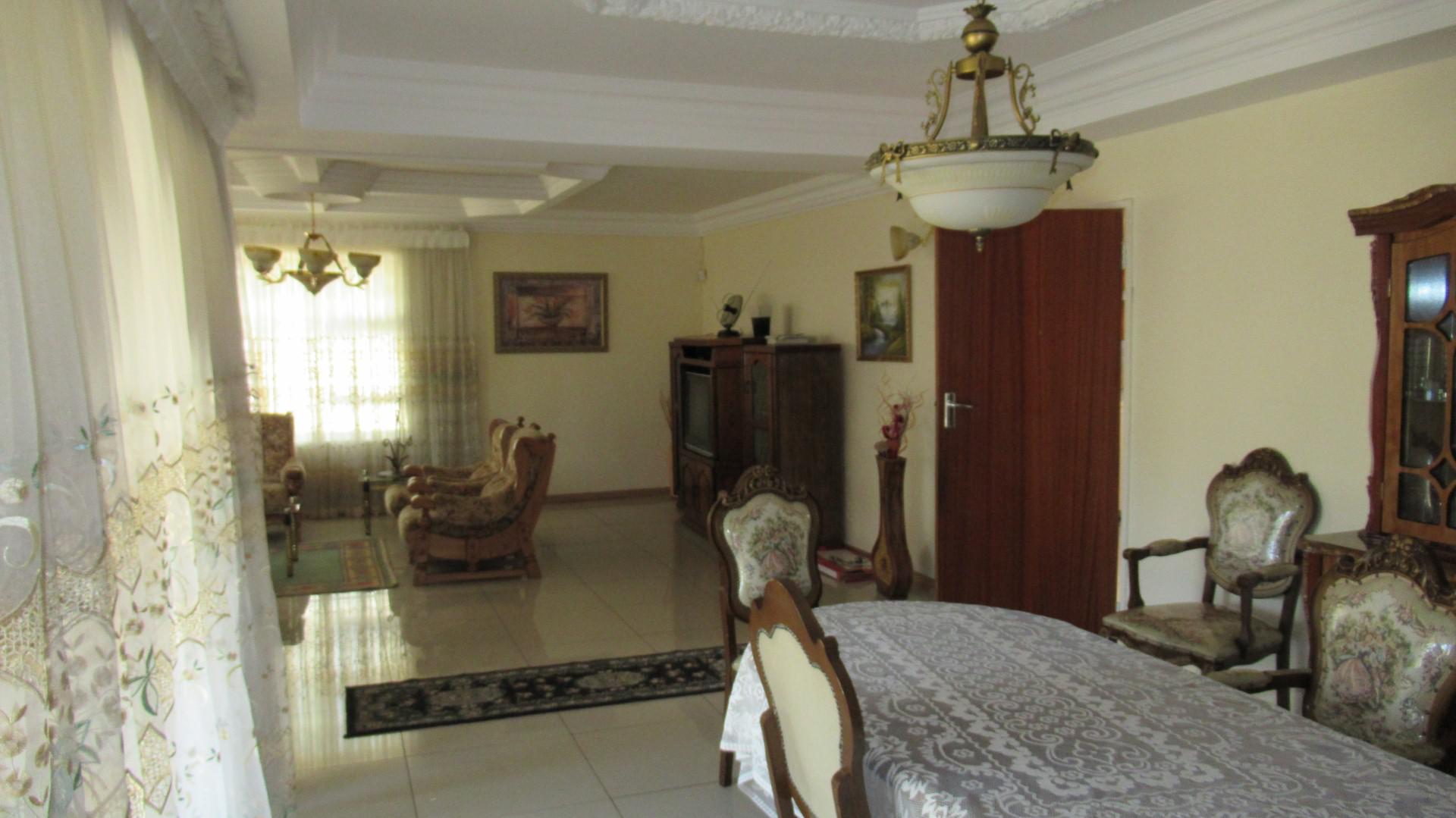 Dining Room - 22 square meters of property in Oberholzer