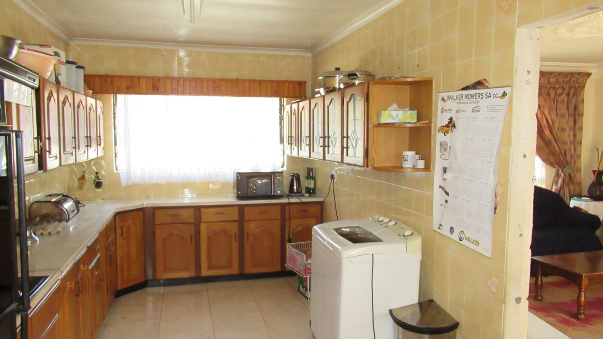 Kitchen - 22 square meters of property in Oberholzer