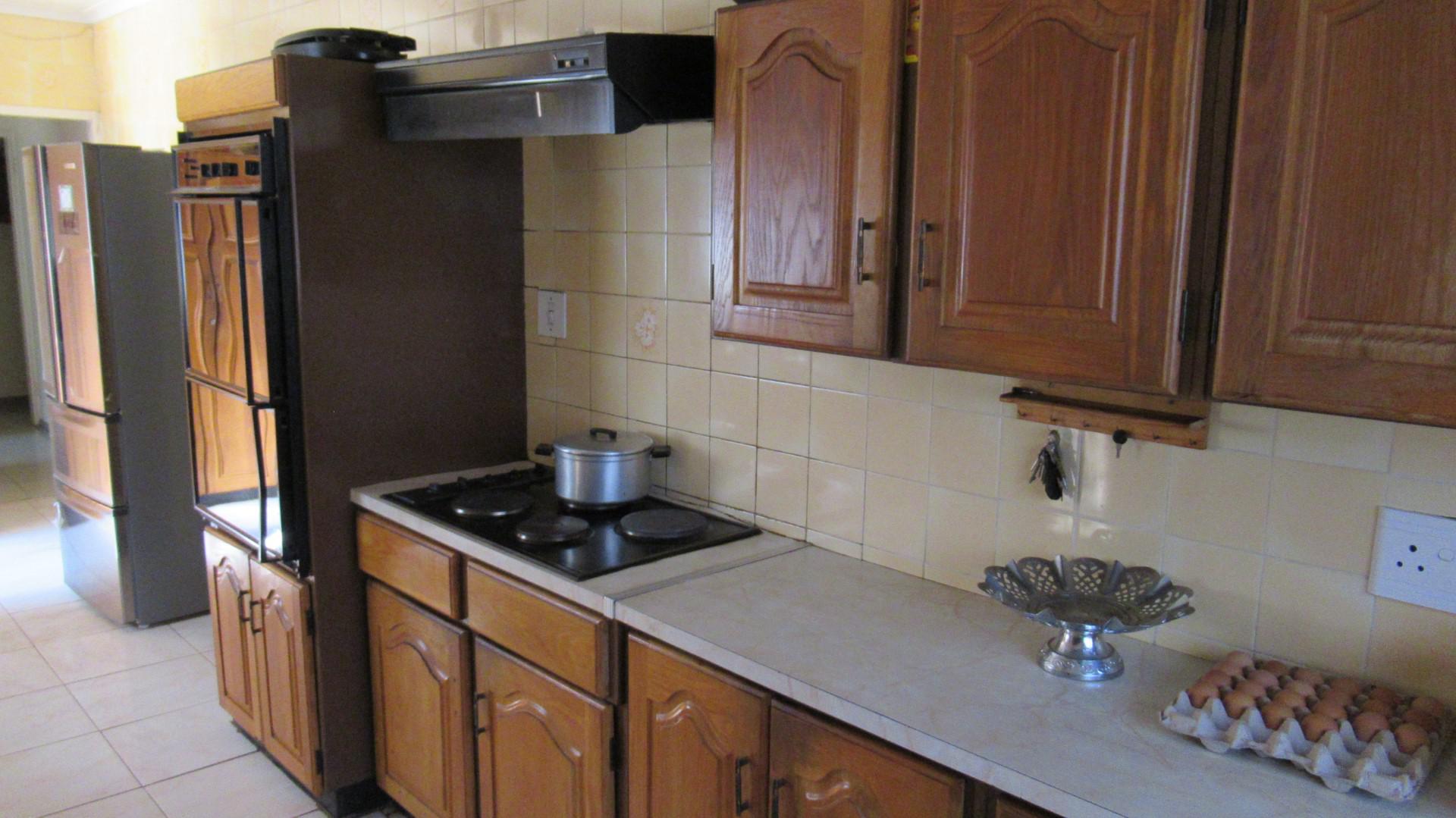 Kitchen - 22 square meters of property in Oberholzer