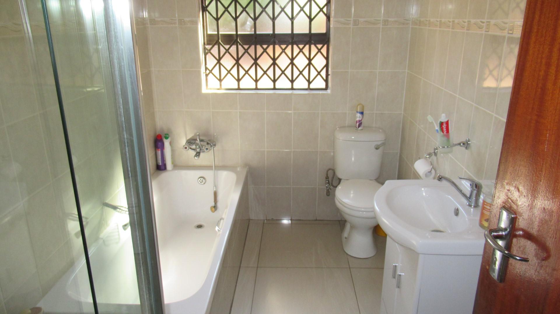 Bathroom 1 - 6 square meters of property in Oberholzer