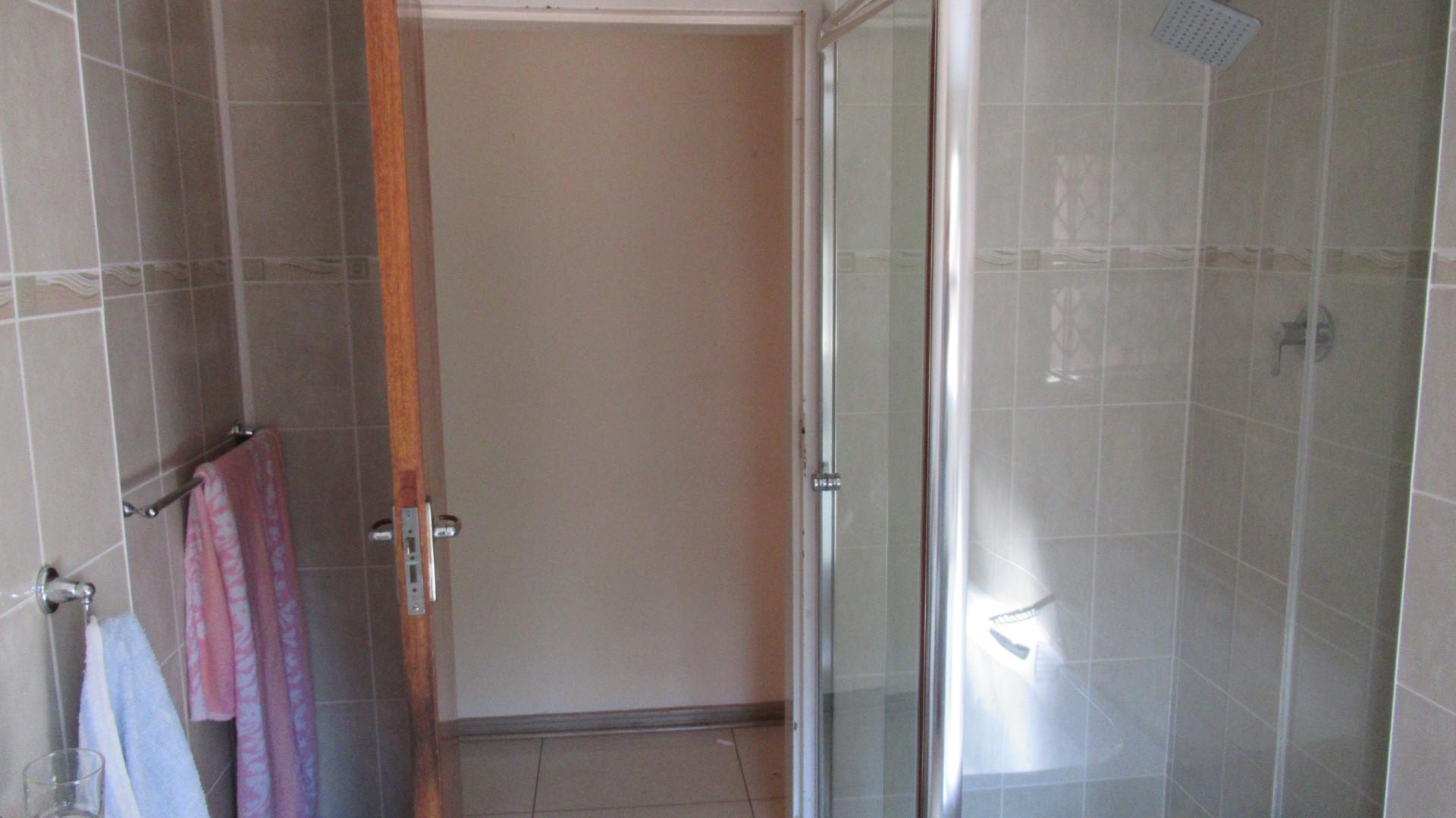 Bathroom 1 - 6 square meters of property in Oberholzer