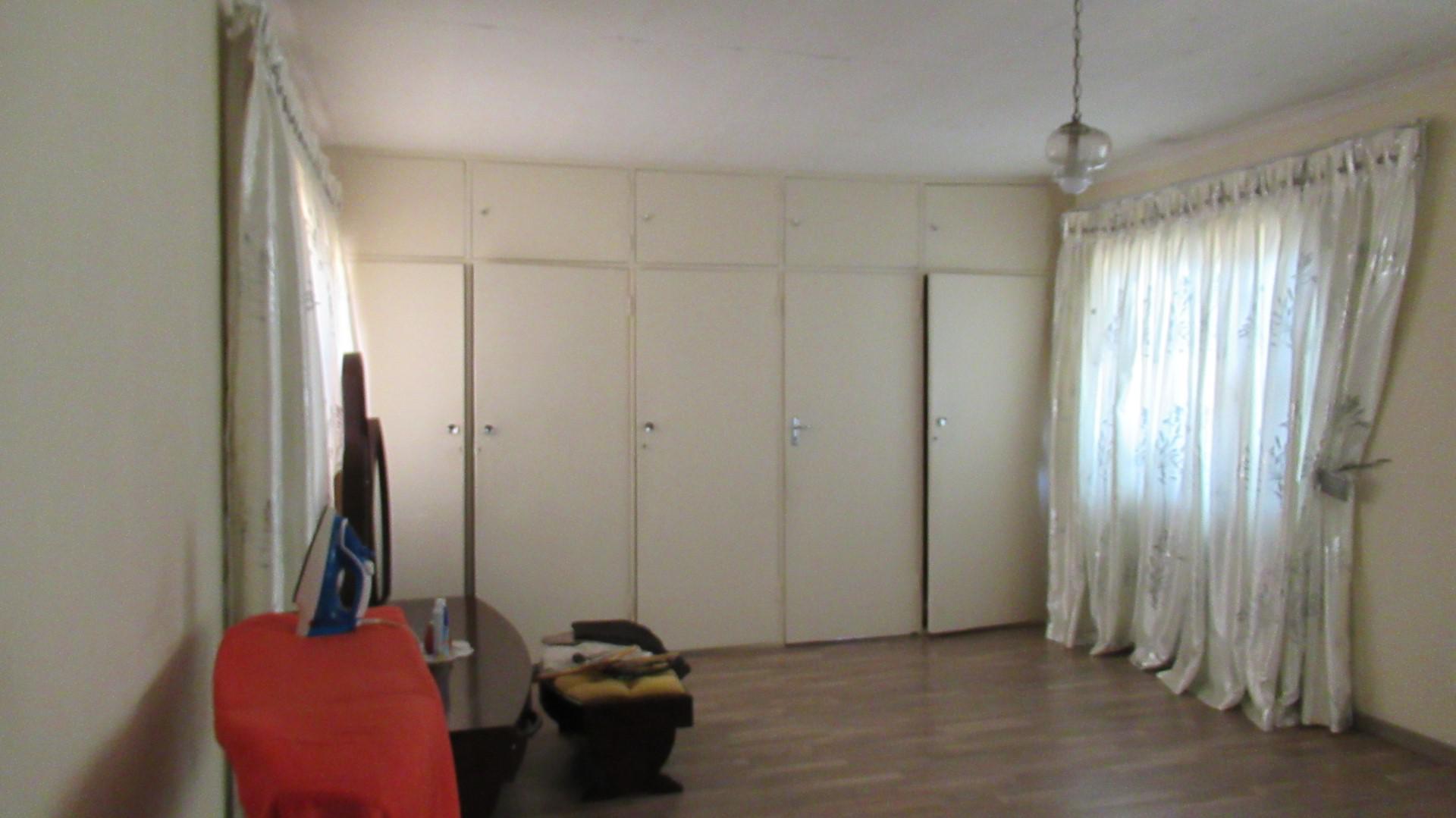 Main Bedroom - 29 square meters of property in Oberholzer