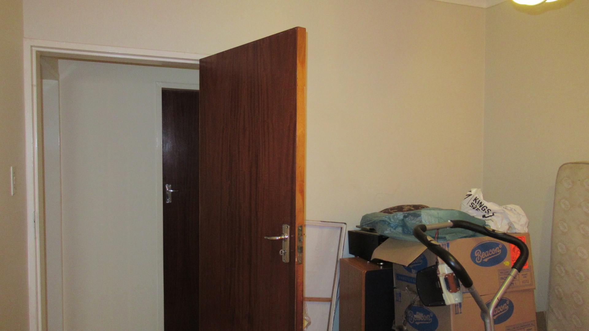 Bed Room 1 - 10 square meters of property in Oberholzer