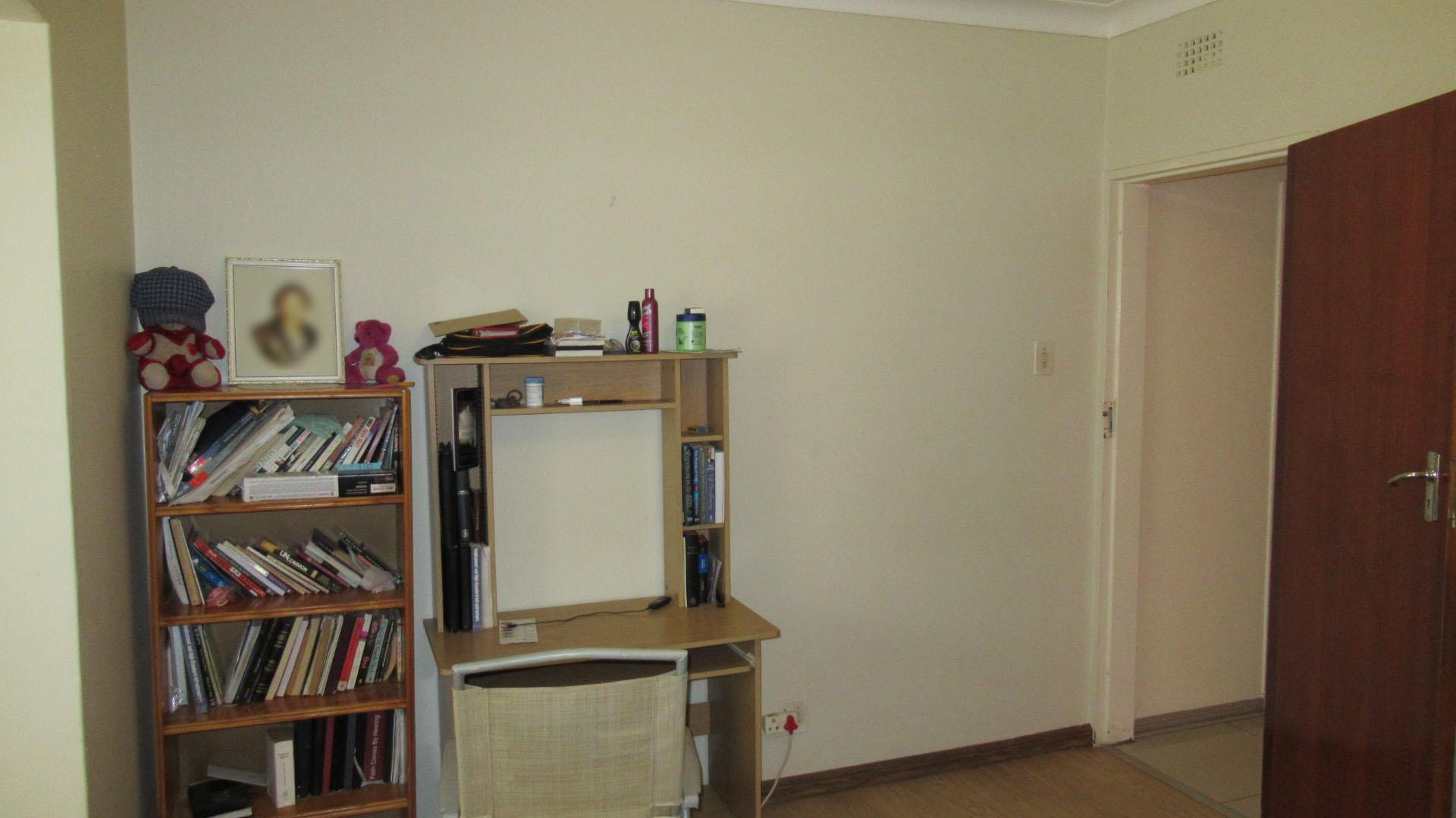 Bed Room 2 - 21 square meters of property in Oberholzer