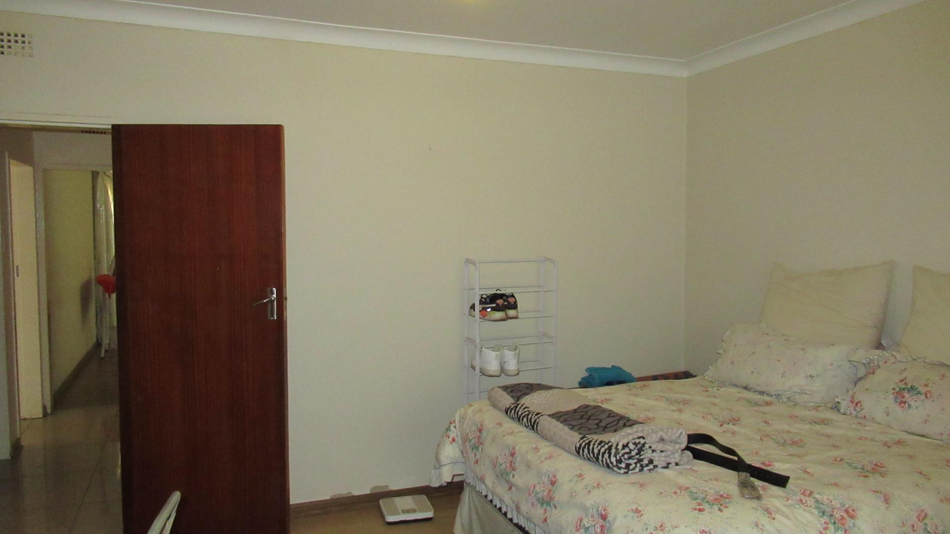 Bed Room 2 - 21 square meters of property in Oberholzer