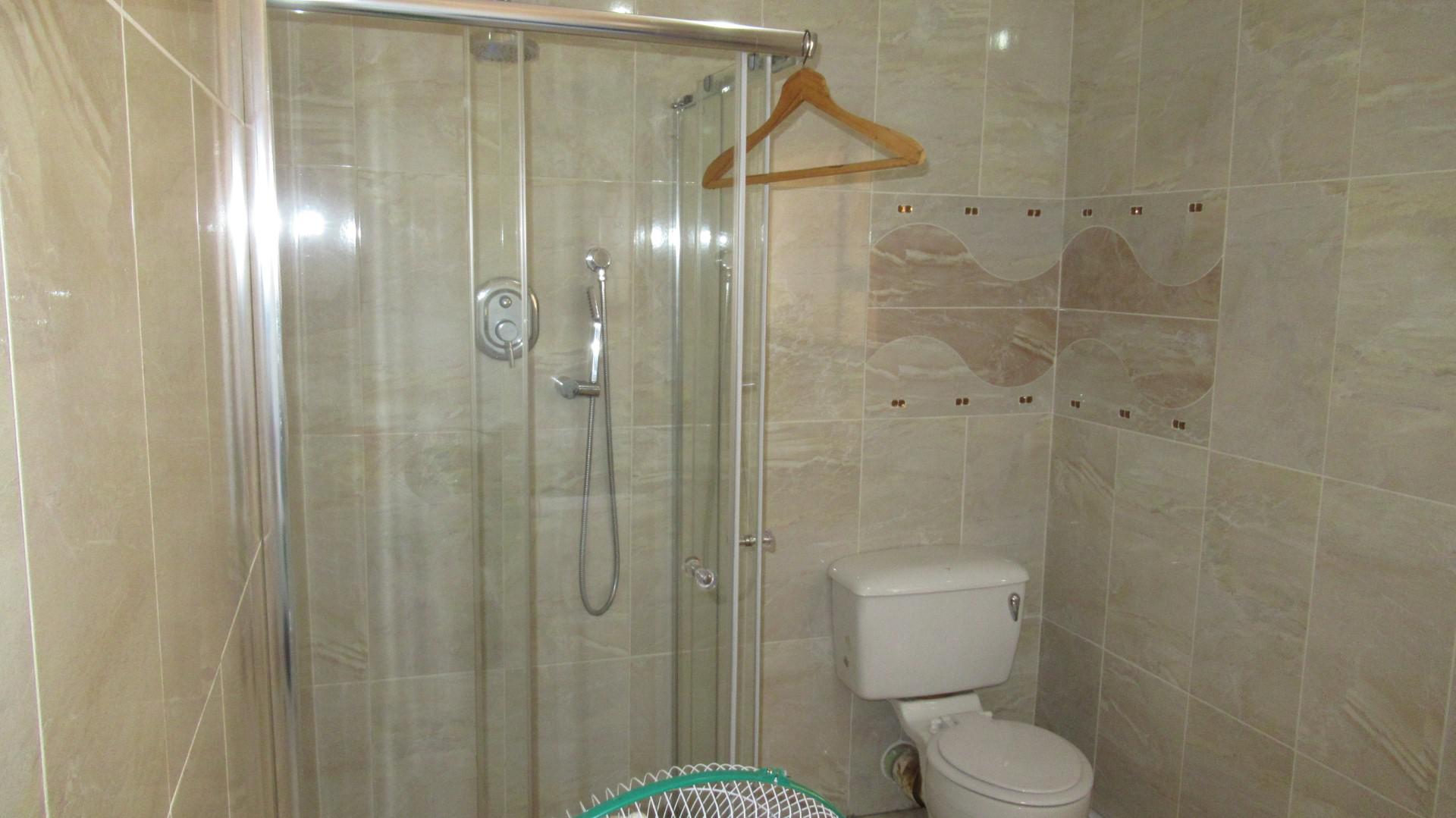 Main Bathroom - 9 square meters of property in Oberholzer