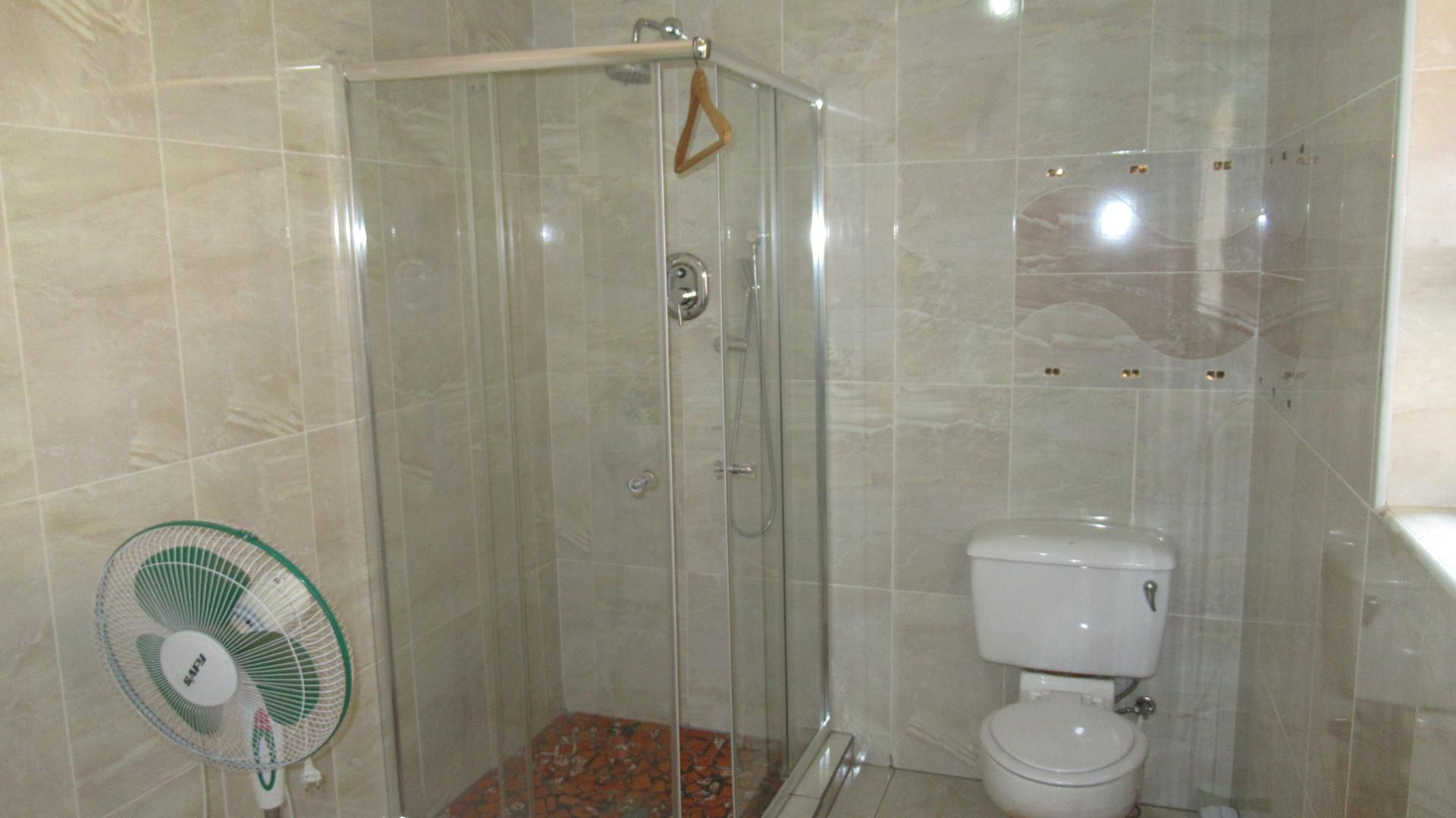 Main Bathroom - 9 square meters of property in Oberholzer