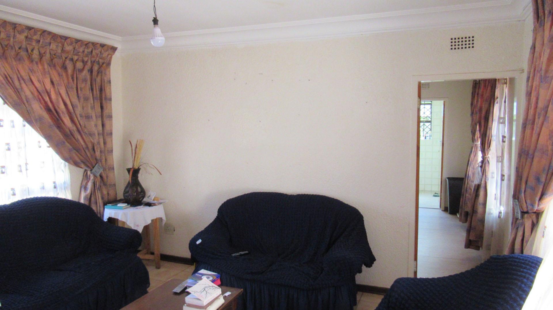 Lounges - 47 square meters of property in Oberholzer