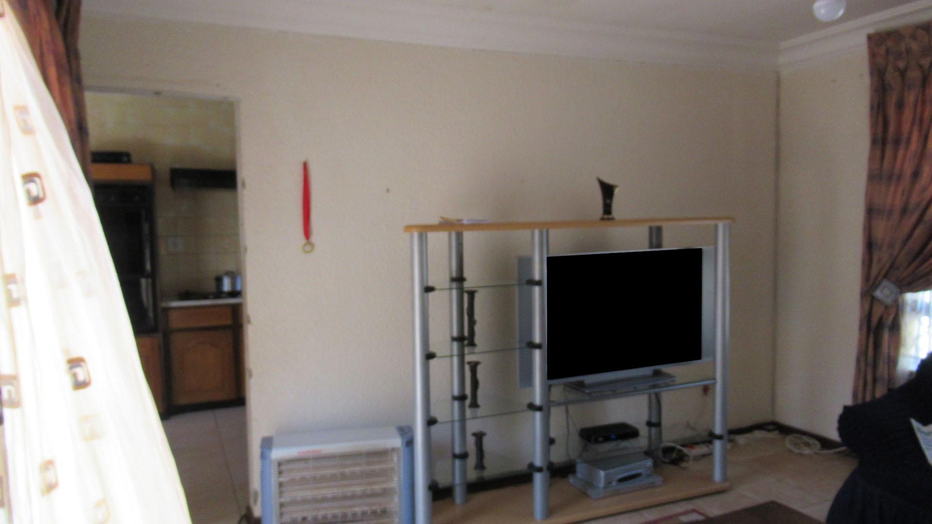 Lounges - 47 square meters of property in Oberholzer