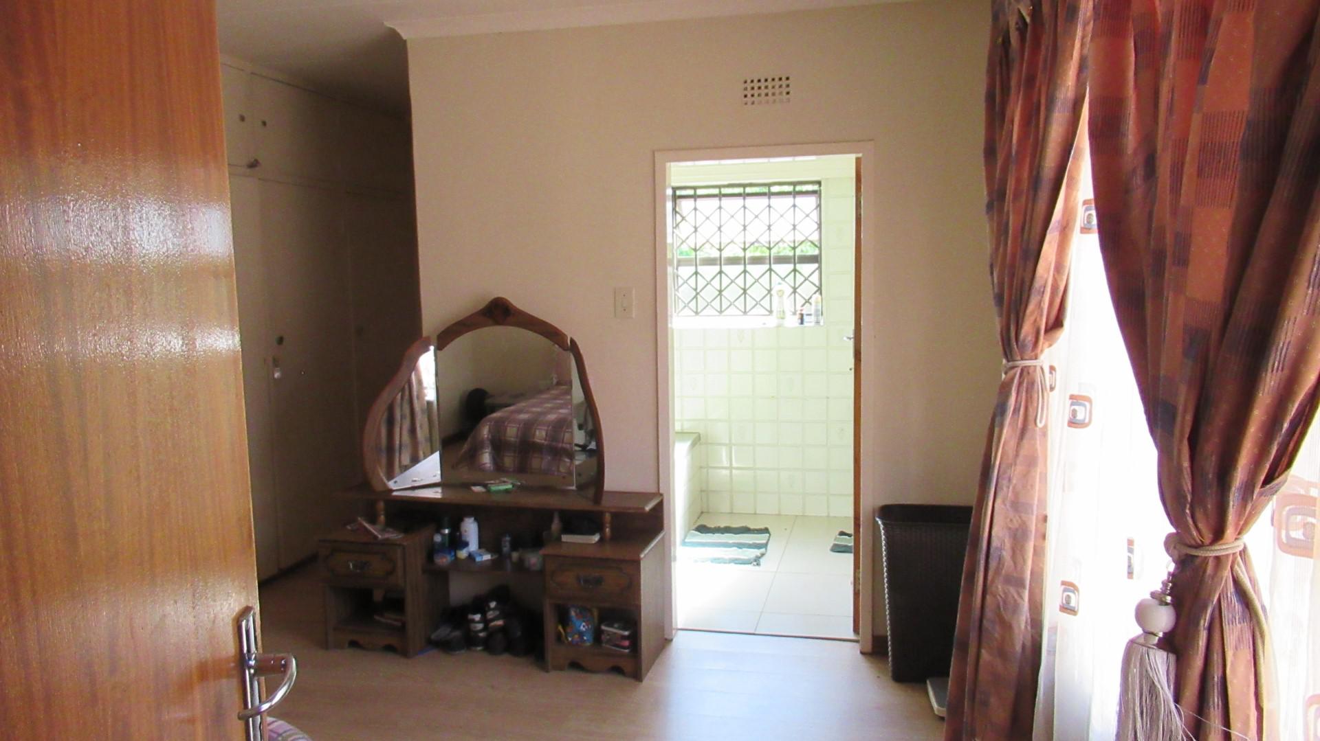 Bed Room 3 - 21 square meters of property in Oberholzer