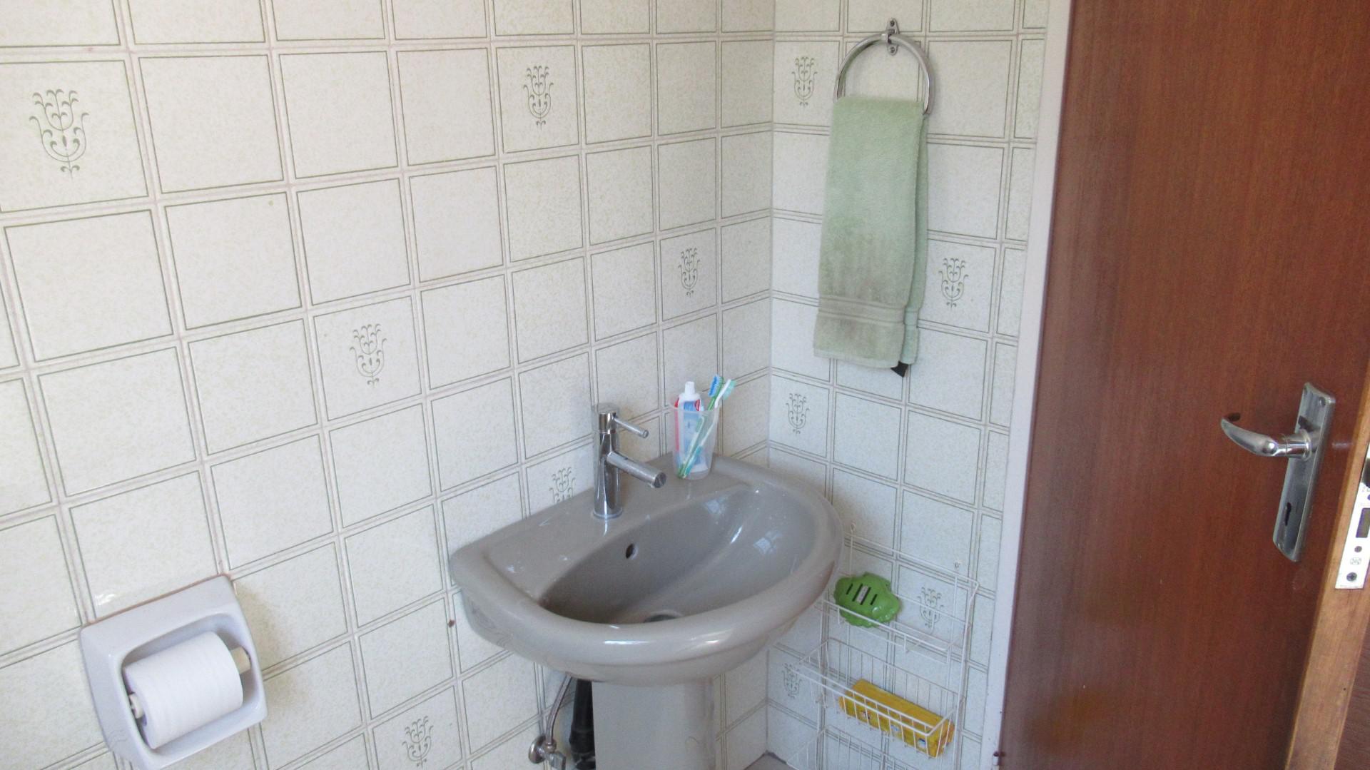 Bathroom 2 - 5 square meters of property in Oberholzer