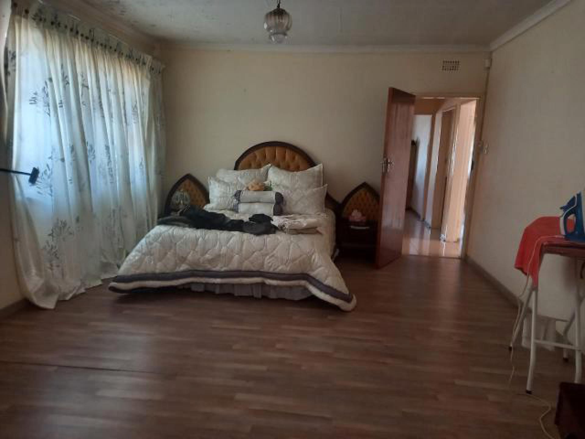 Main Bedroom - 29 square meters of property in Oberholzer