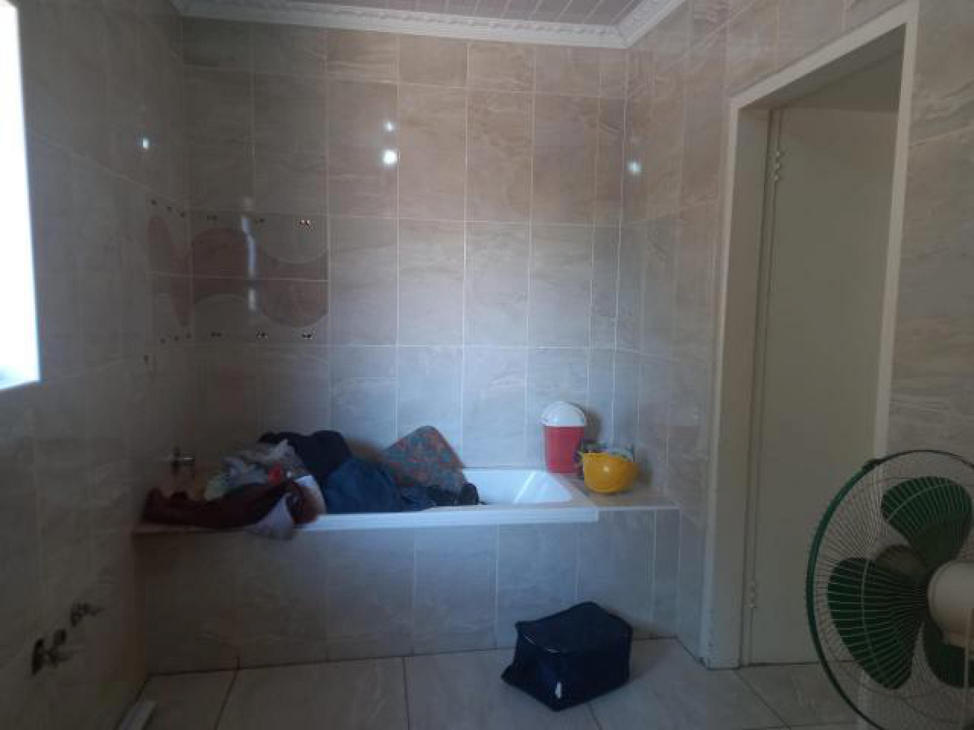 Main Bathroom - 9 square meters of property in Oberholzer