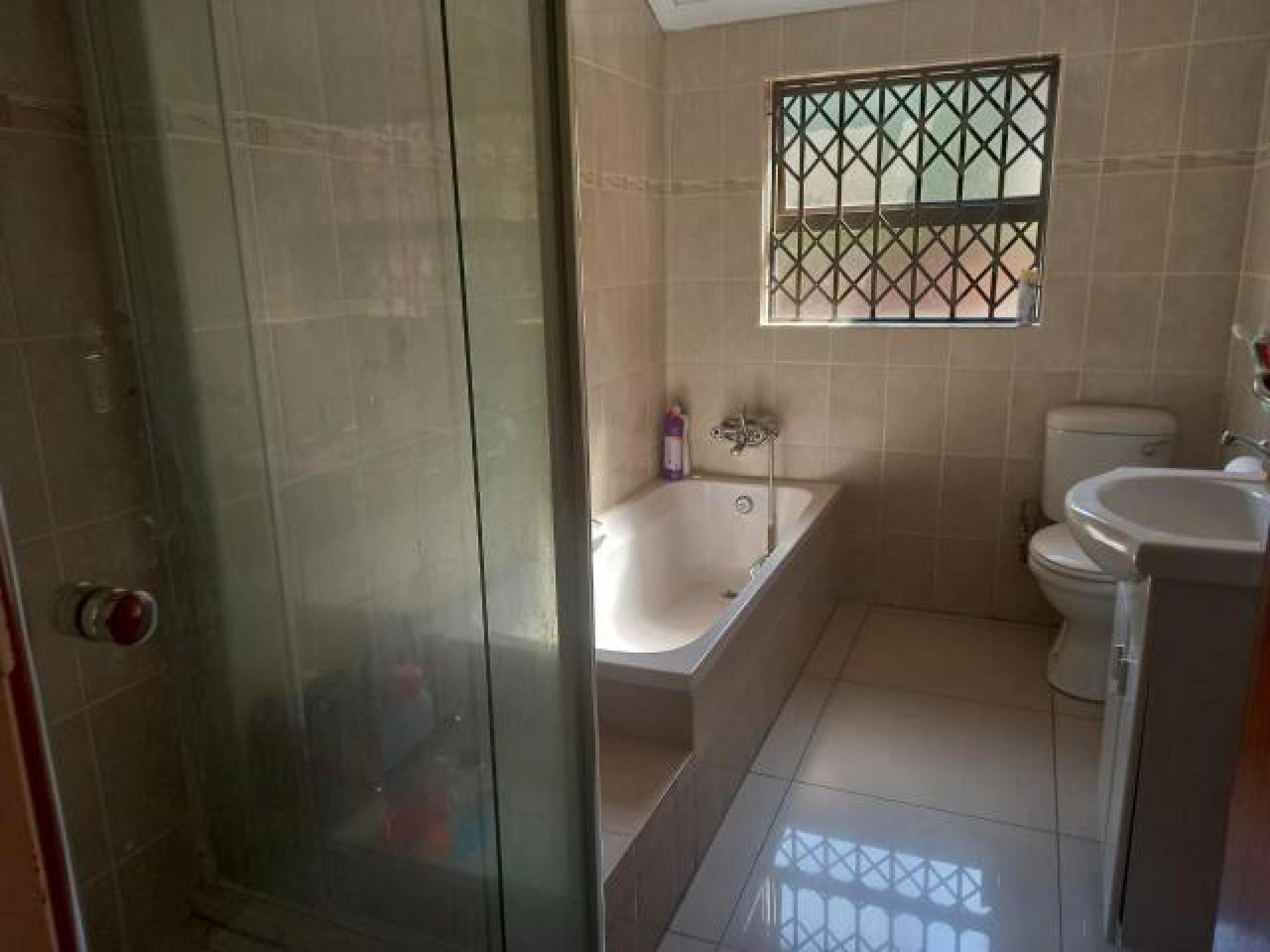 Bathroom 1 - 6 square meters of property in Oberholzer