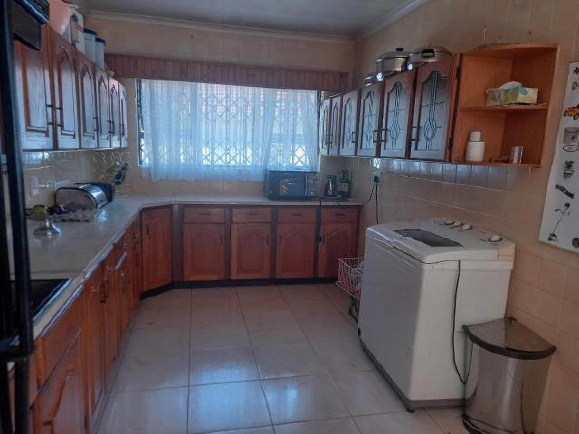 Kitchen - 22 square meters of property in Oberholzer