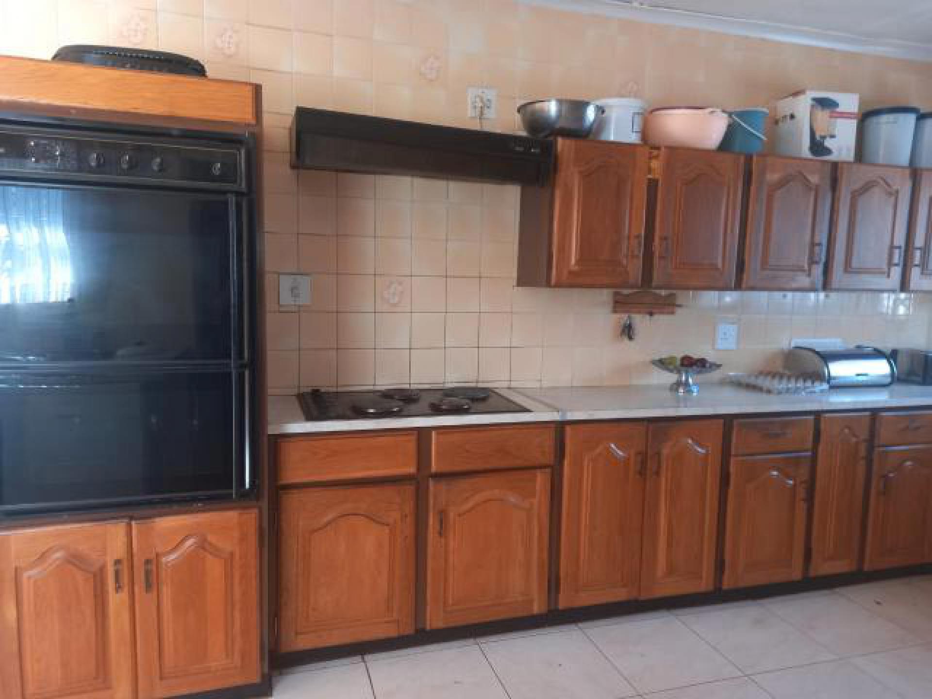 Kitchen - 22 square meters of property in Oberholzer