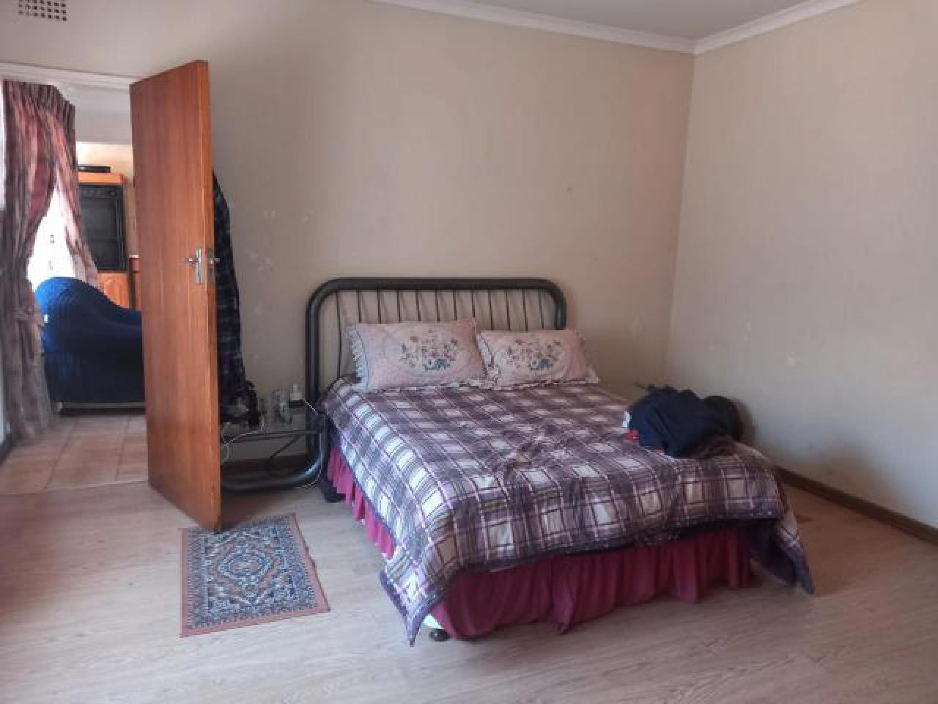 Bed Room 3 - 21 square meters of property in Oberholzer