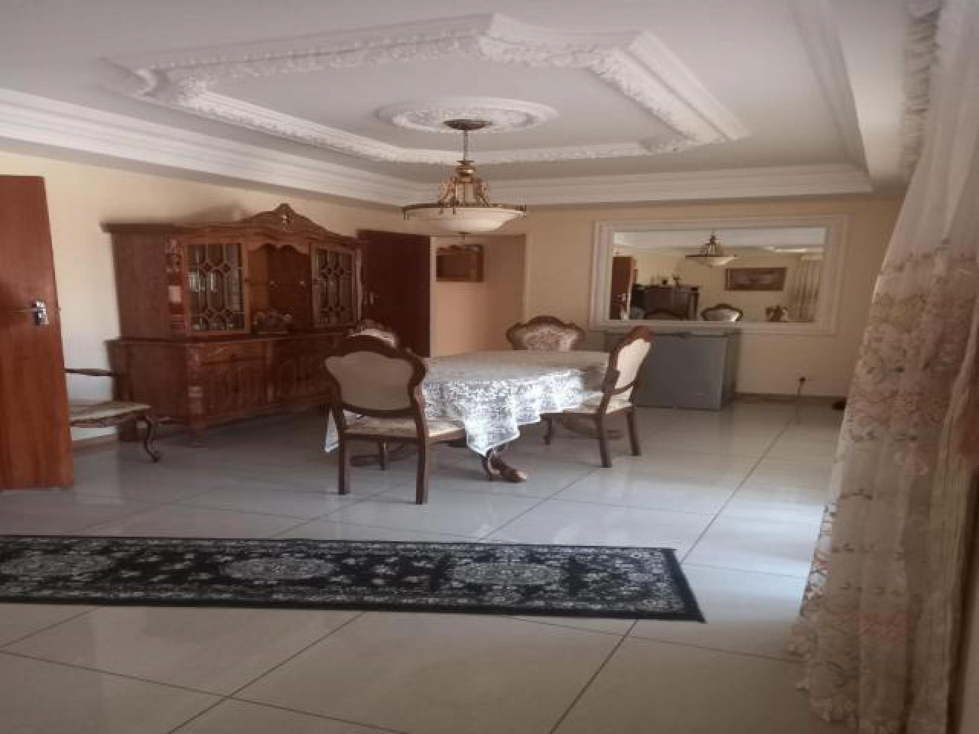 Dining Room - 22 square meters of property in Oberholzer