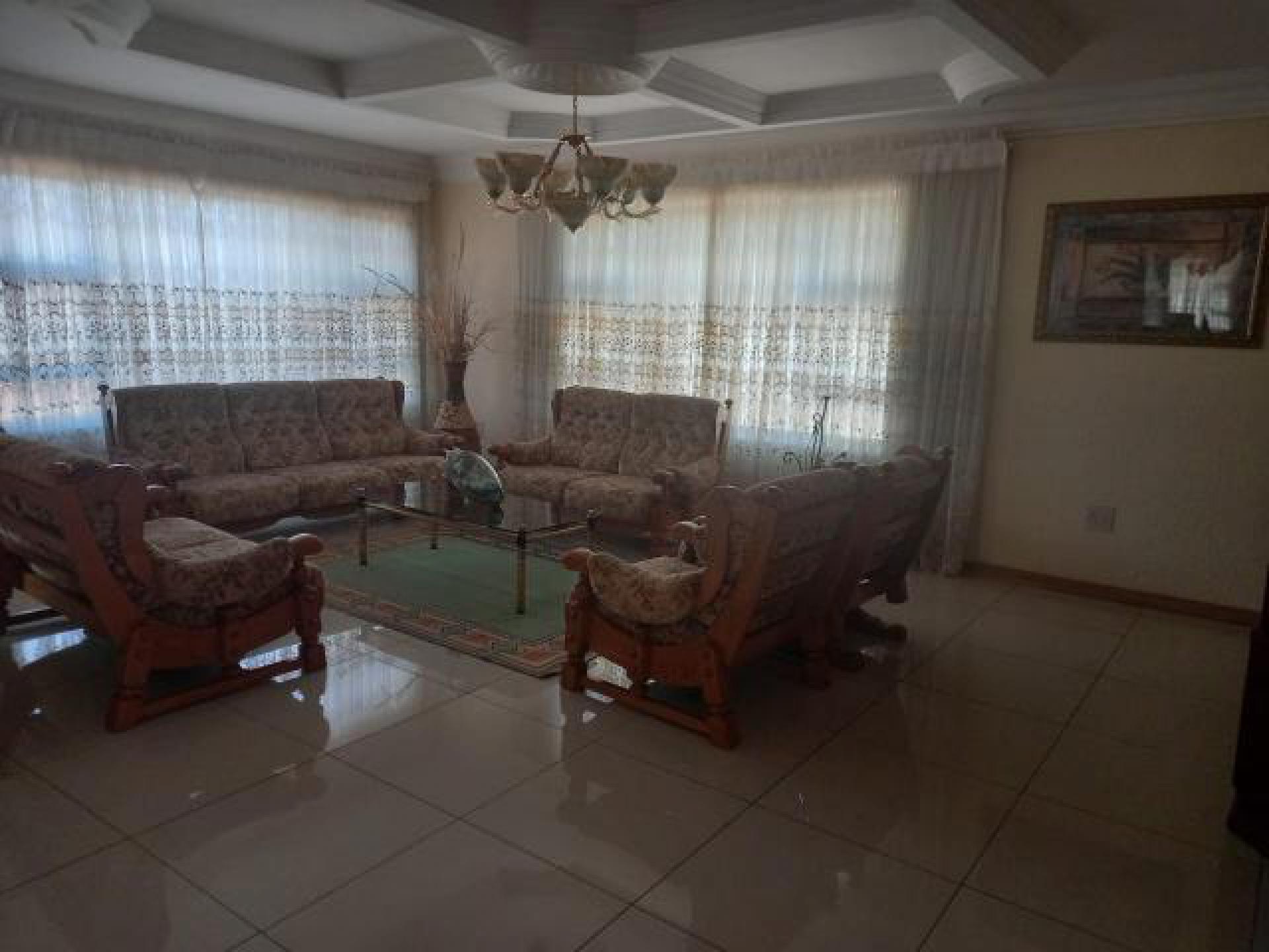 Lounges - 47 square meters of property in Oberholzer