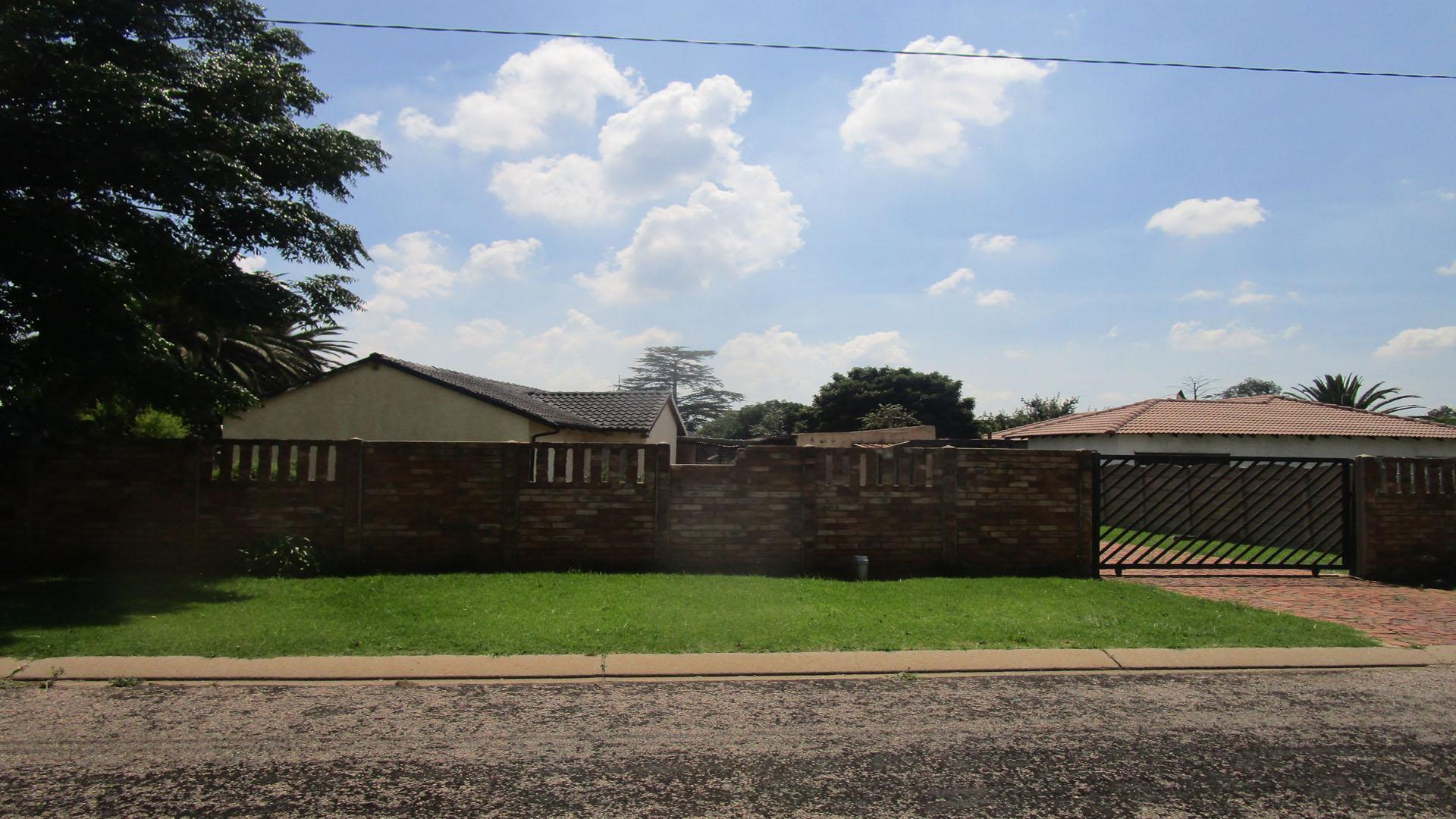Front View of property in Modder East