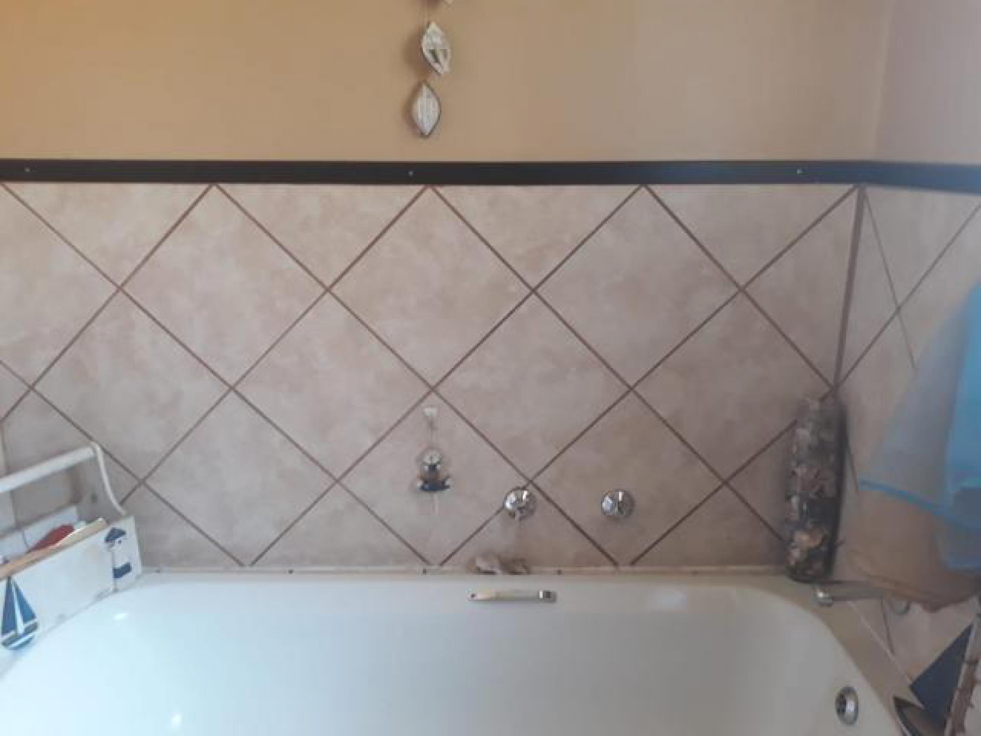 Bathroom 1 - 2 square meters of property in Sunward park
