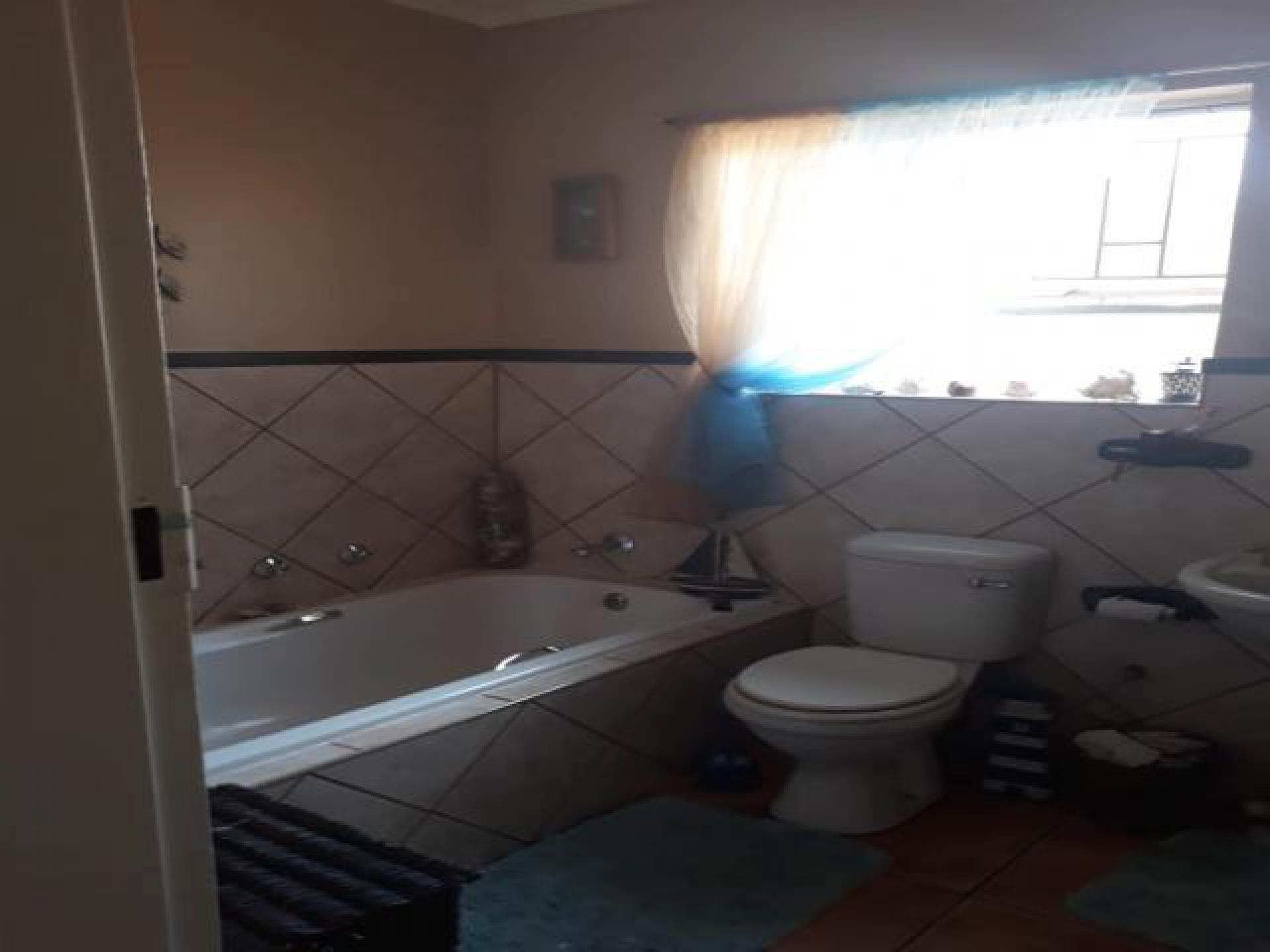 Bathroom 1 - 2 square meters of property in Sunward park