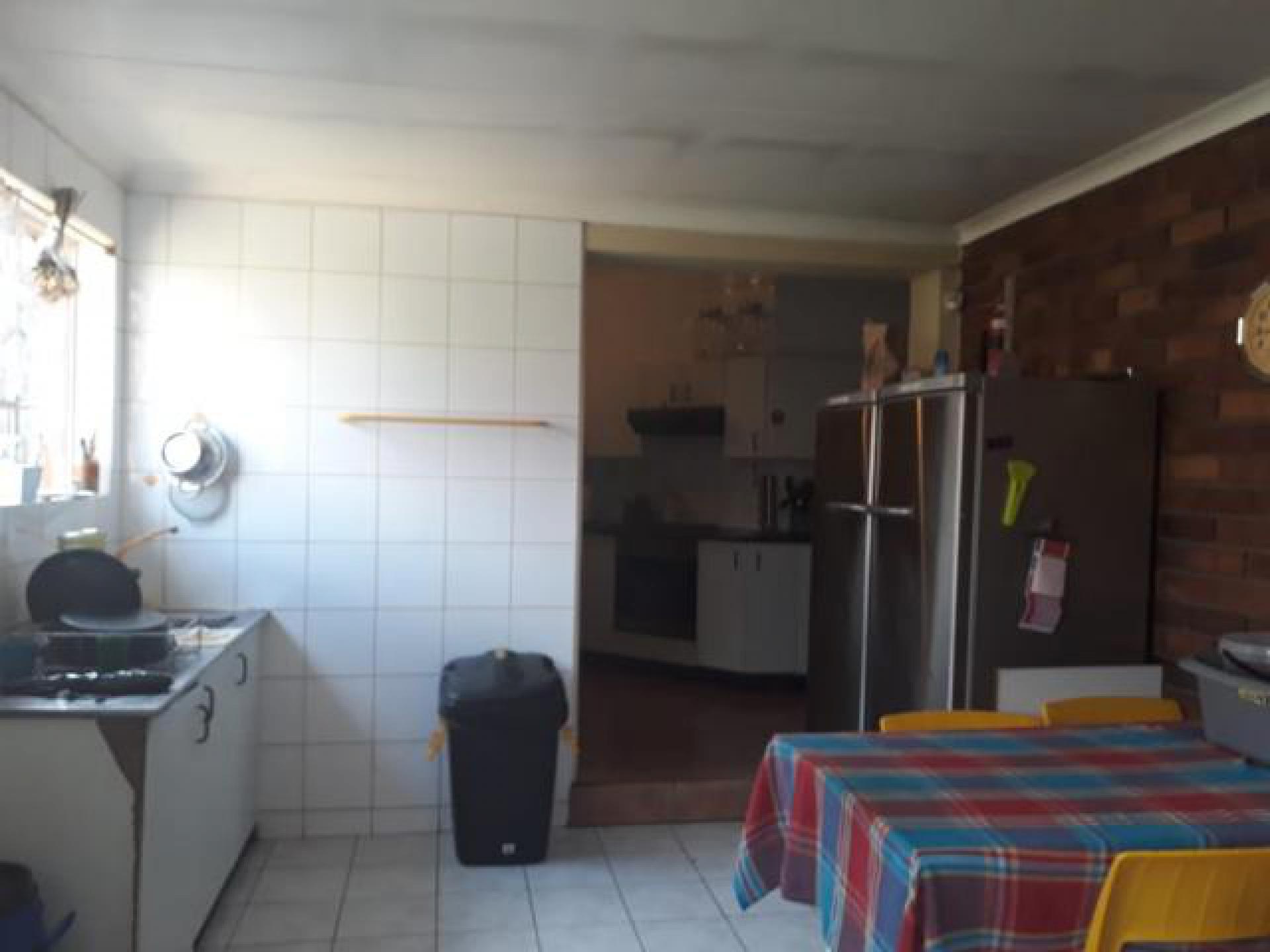 Kitchen - 7 square meters of property in Sunward park
