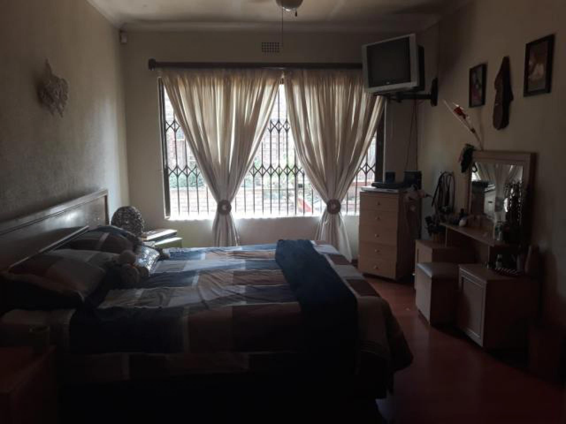 Bed Room 1 - 5 square meters of property in Sunward park