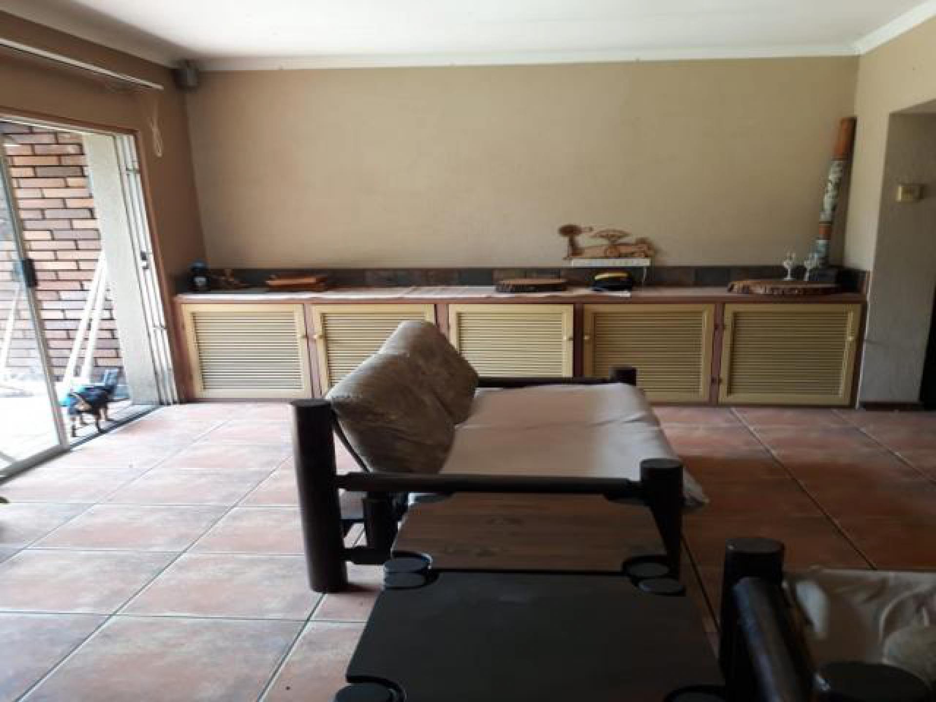 Lounges - 21 square meters of property in Sunward park