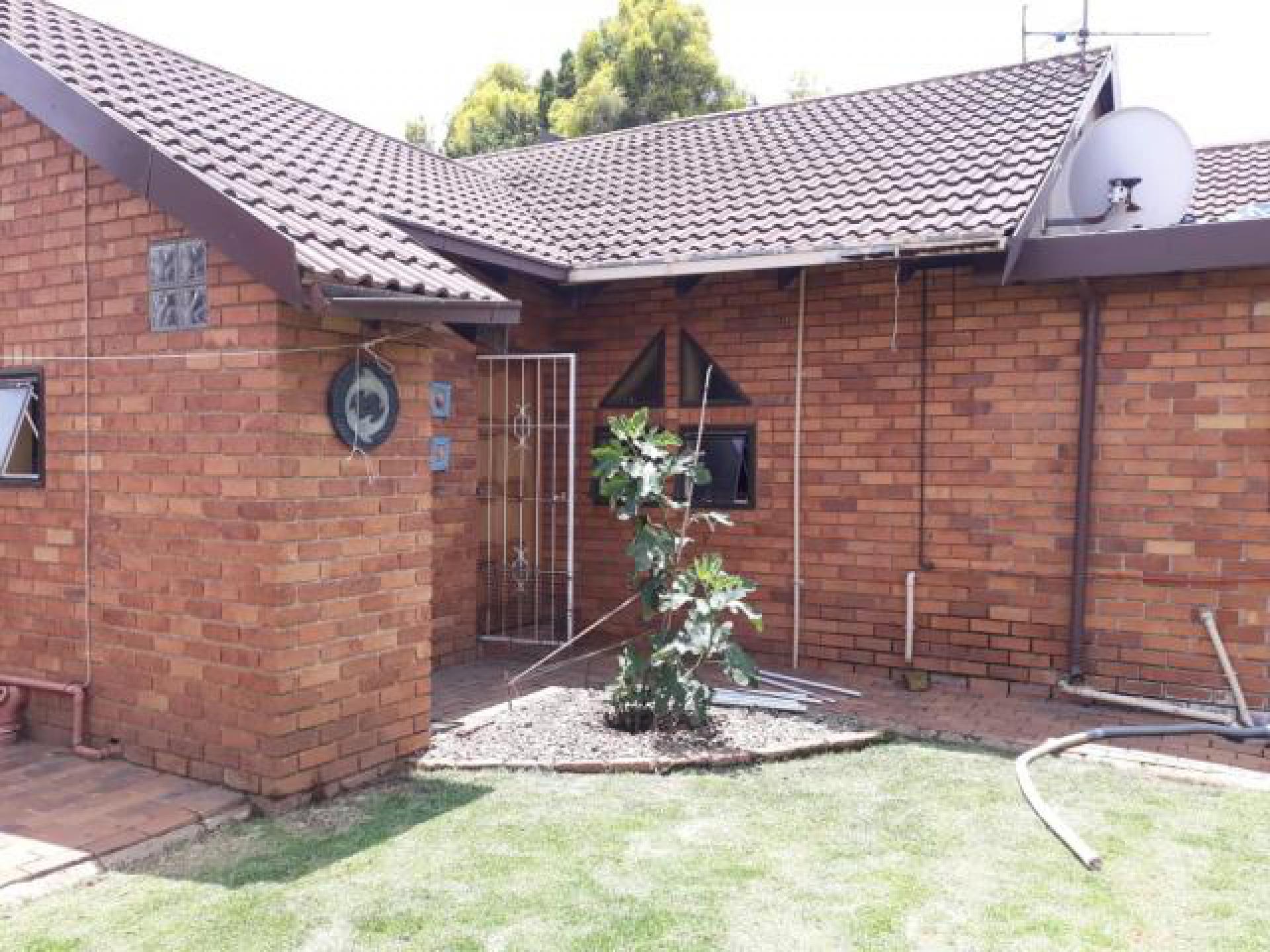 Front View of property in Sunward park
