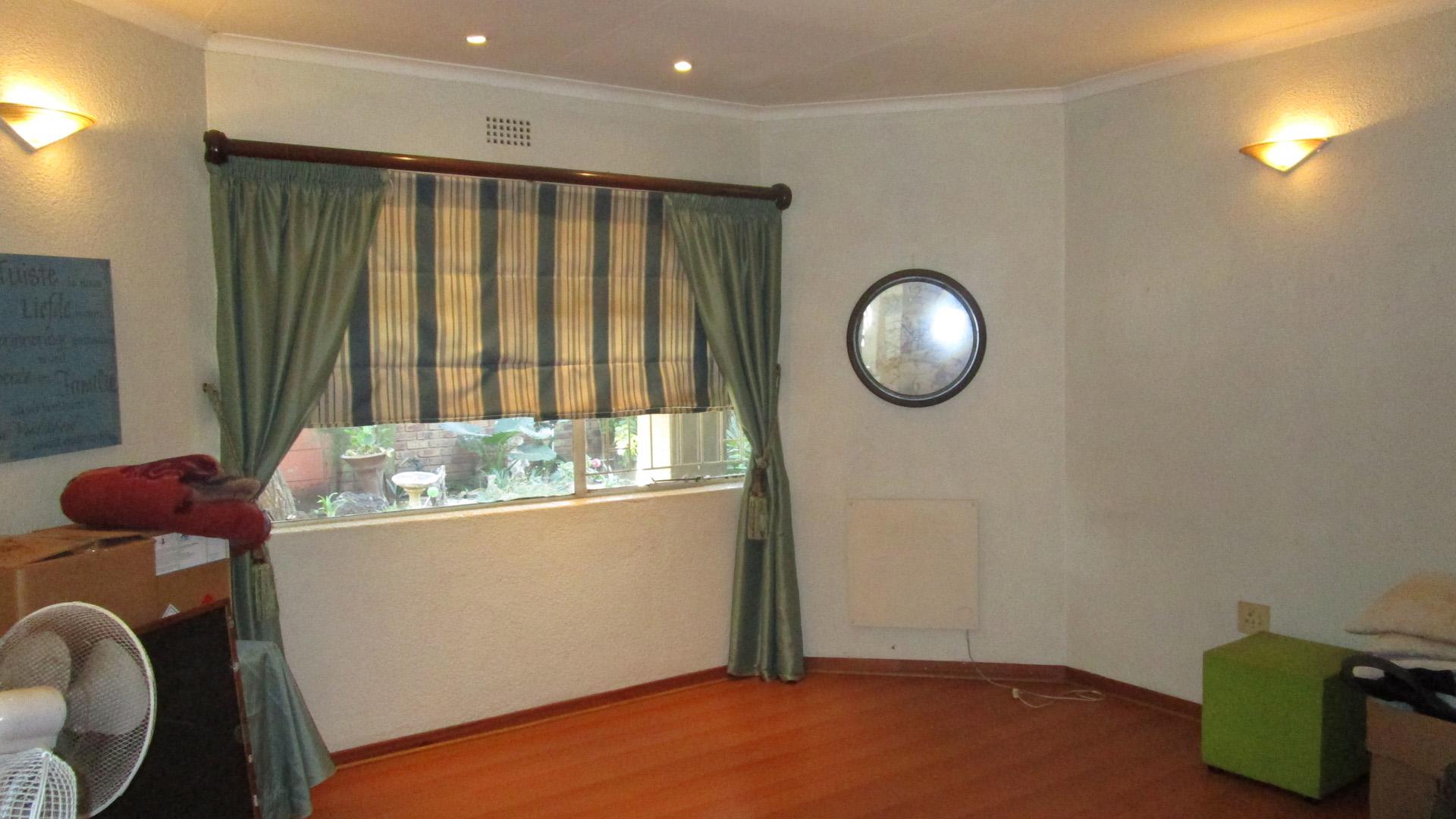 Lounges - 21 square meters of property in Sunward park